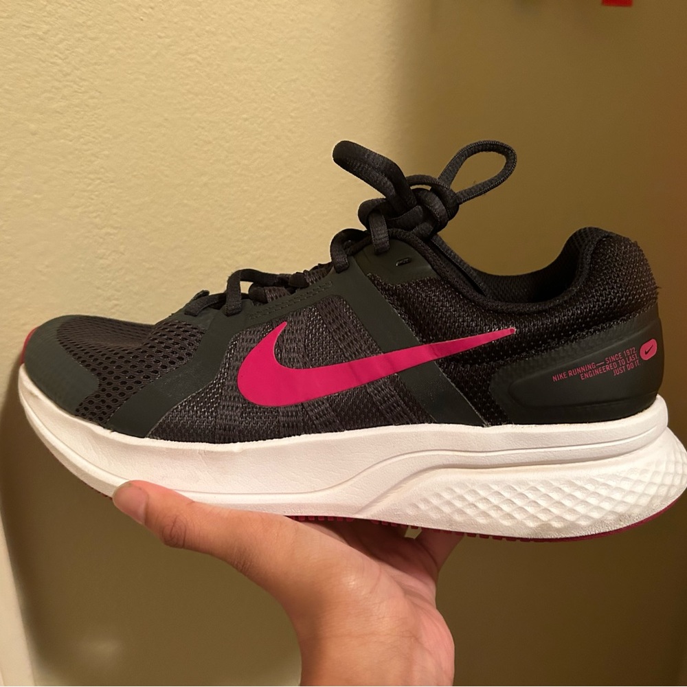 Nike Size 9 Women’s Running Shoes - BARELY WORN!